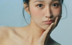 父亲把四个女儿日出水